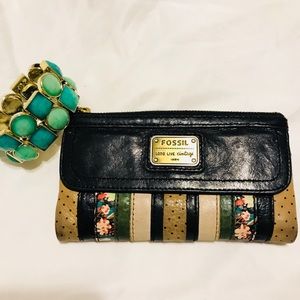 Fossil hand wallet